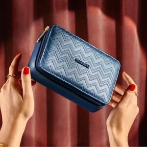 ❤️ NWOT Delta One Missoni Navy Travel Kit with Chevron Lining ❤️